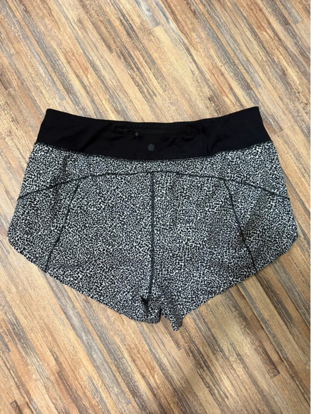 Athleta run with it 3.5 inch printed short size large